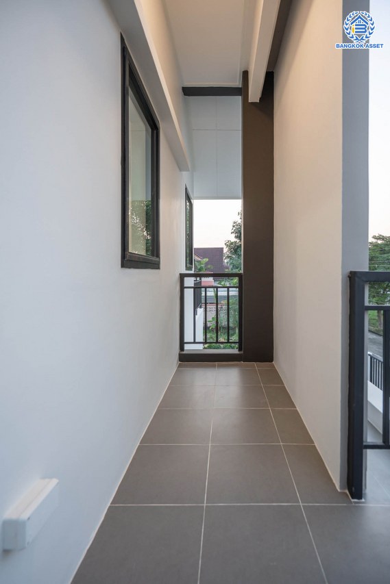 บ้านมือสองตกแต่งใหม่ ตกแต่งสไตล์ Nordic โครงการ กฤษดานคร18 บรมราชชนนี-พุทธมณฑลสาย3  เนื้อที่ 60 ตร.ว. บนพื้นที่ใช้สอยมากถึง 322 ตร.ม. อีกระดับของฟังก์ชัน 3 ห้องนอน 3 ห้องน้ำ 1 ห้องอเนกประสงค์ จอดรถได้ 3 คัน บรรยากาศสุด Private บนทำเลศักยภาพเชื่อมต่อหลายเส้นทาง ใกล้เซ็นทรัลปิ่นเกล้า ม.มหิดล และทางด่วน "ศรีรัช"